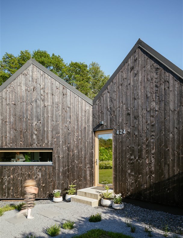 Dos cabañas de madera que convergen para albergar a una familia al completo