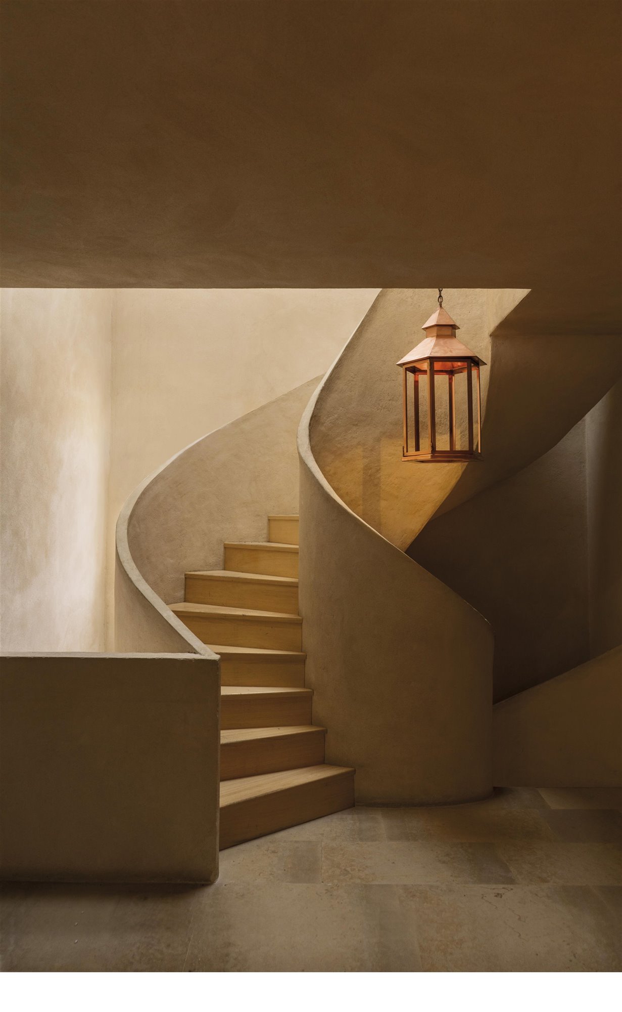 escaleras de caracol y lámpara con forma de farol de cobre