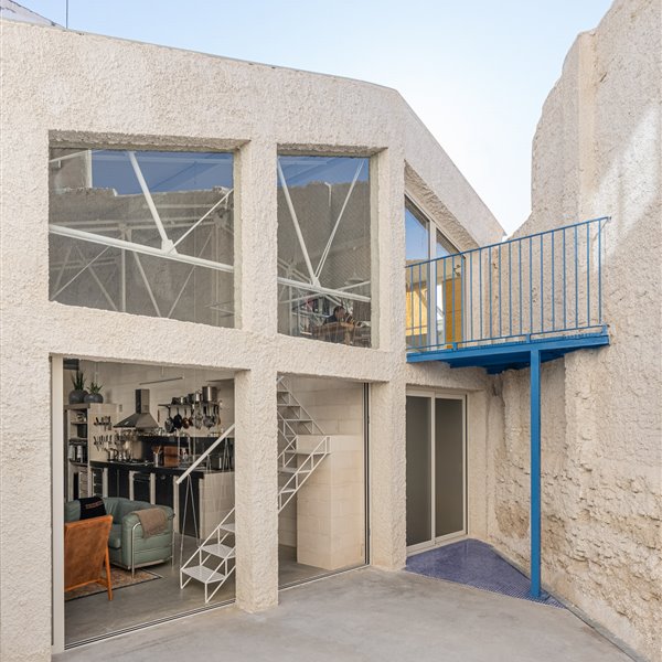 Una nave industrial de Carabanchel convertida en la original casa de un escritor