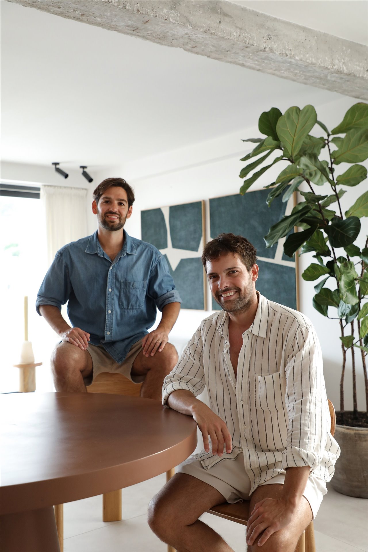 Mauricio Obarrio y Juan Peralta Contain, los diseñadores de Contain en su piso recién reformado en Mallorca.