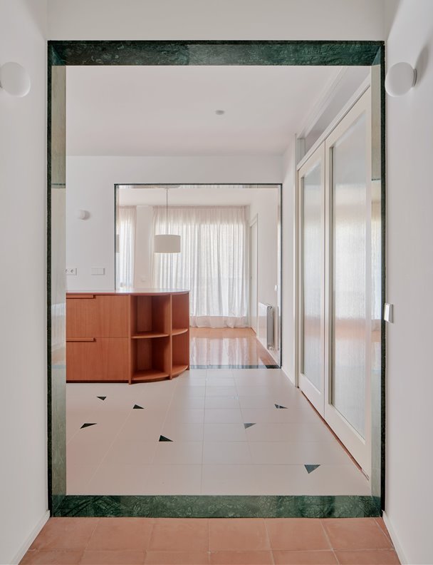 La cocina es la nueva reina en esta casa de Barcelona que mezcla colores y materiales