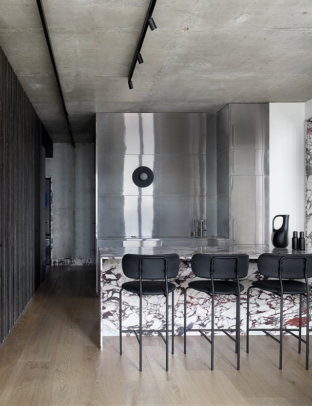 El negro es el nuevo negro en este ecléctico apartamento lleno de ideas