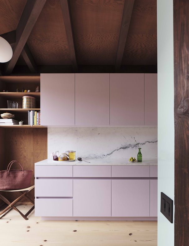Una casa de los 70 que ha revivido gracias al color y el buen gusto