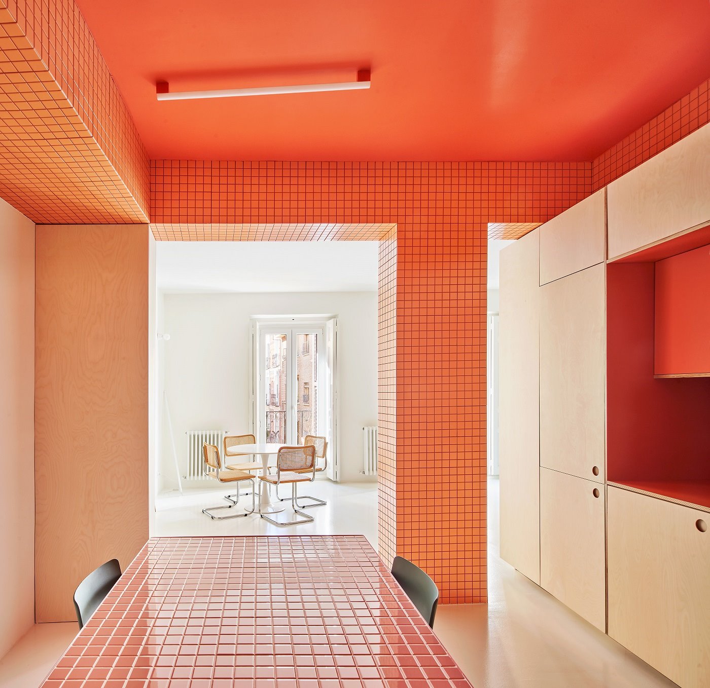 Así se convirtieron dos apartamentos turísticos en un piso para teletrabajar en el centro de Madrid