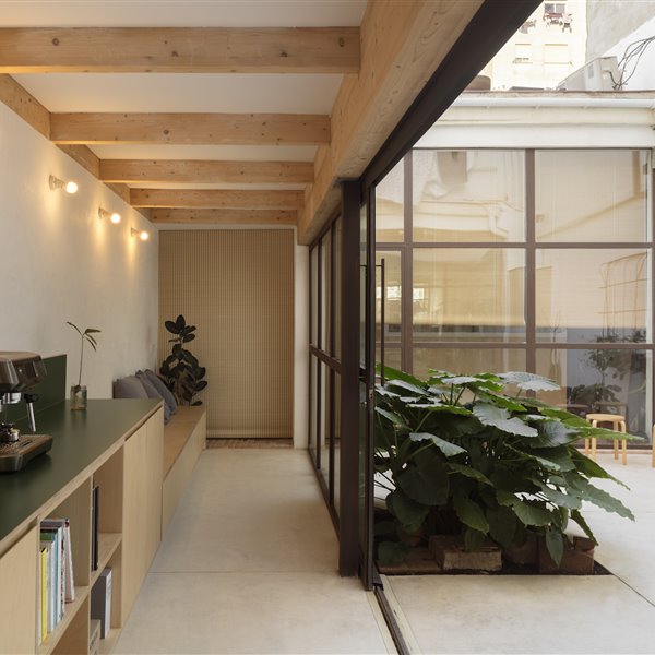 El patio interior de esta casa flexible en Valencia es mejor que cualquier terraza