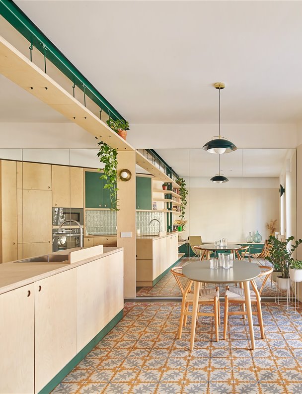 Muebles a medida, suelos hidráulicos, madera clara y buen gusto en este piso del centro de Madrid