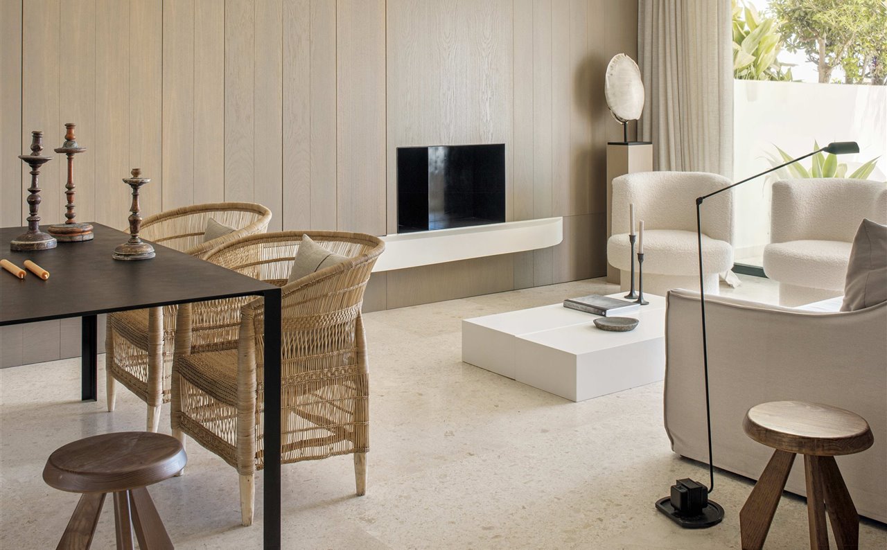 El mobiliario ha sido elegido con la intención de crear un interior con alma mediterránea, pero dentro de un estilo esencialista