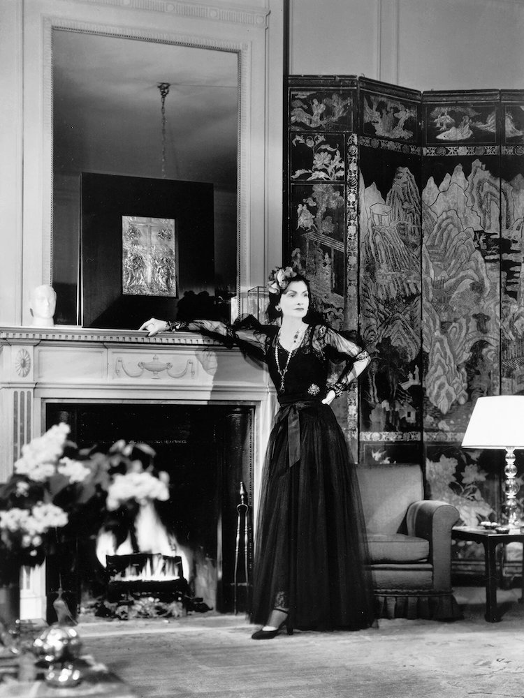 En 1937, François Kollar realizó una sesión de fotos de Gabrielle Chanel en su 'suite' del Ritz Paris. "El Ritz es mi hogar", declaró la reconocida diseñadora. 