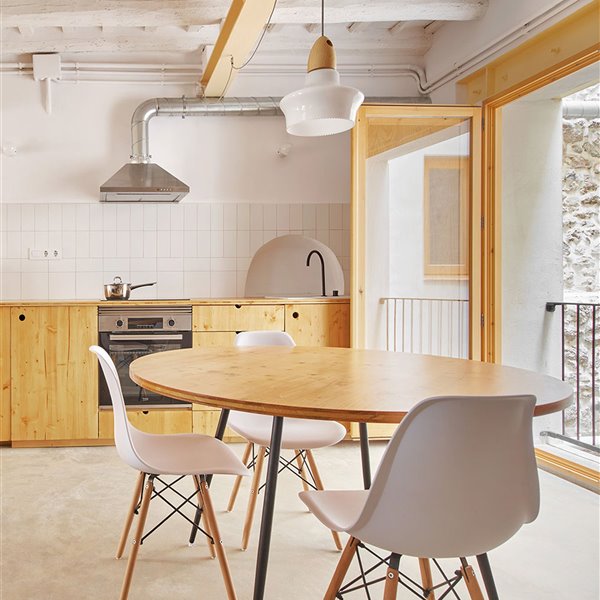 Por qué decimos NO a los muebles altos: 10 cocinas modernas con muebles bajos que arrasan en interiorismo
