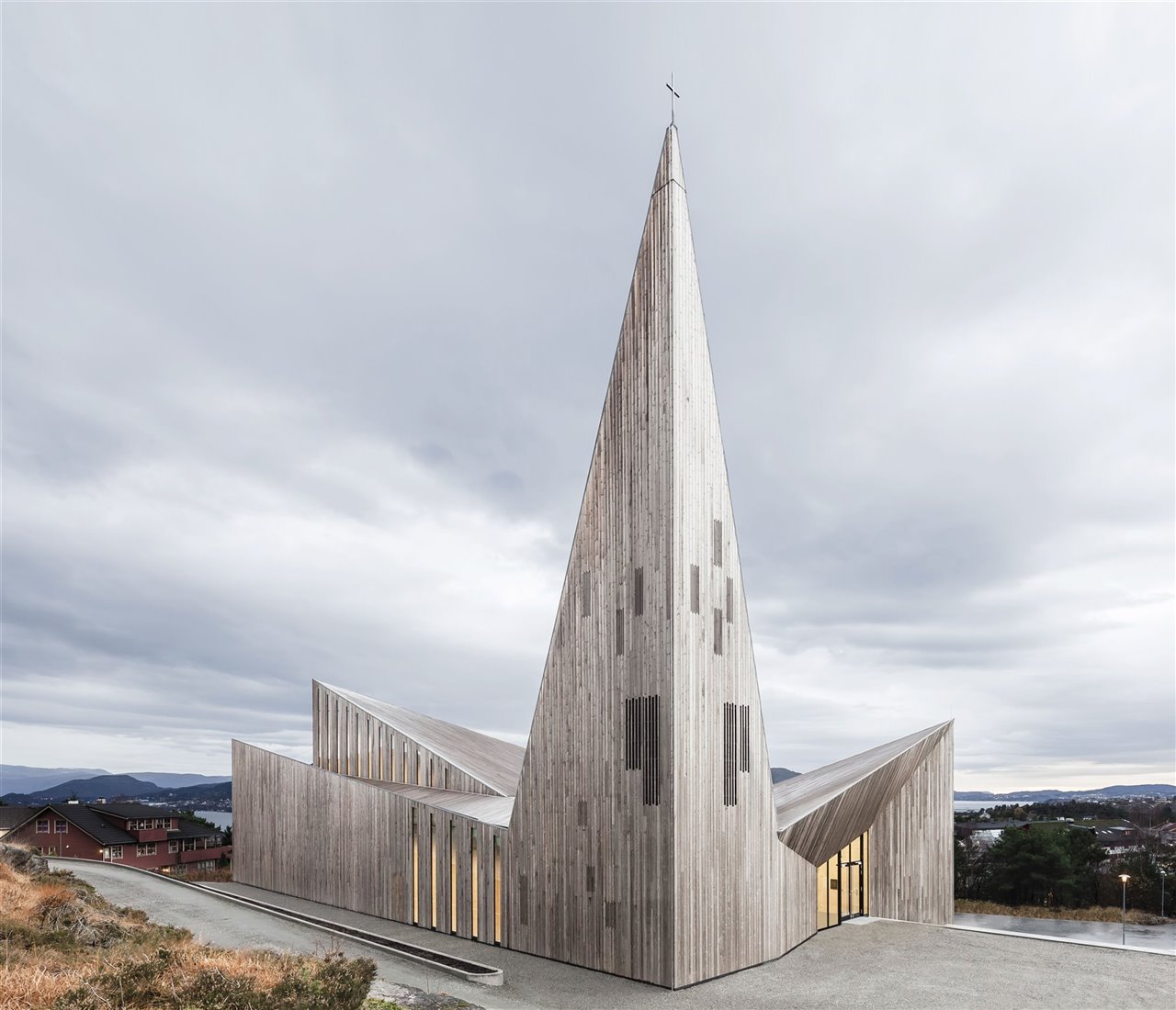 Iglesia en Knarvik, de Rieulf Ramstad Arkitekter, que ha puesto al día los códigos constructivos de los templos tradicionales noruegos. En ella se ha empleado cedro, pino termotratado y abedul. 
