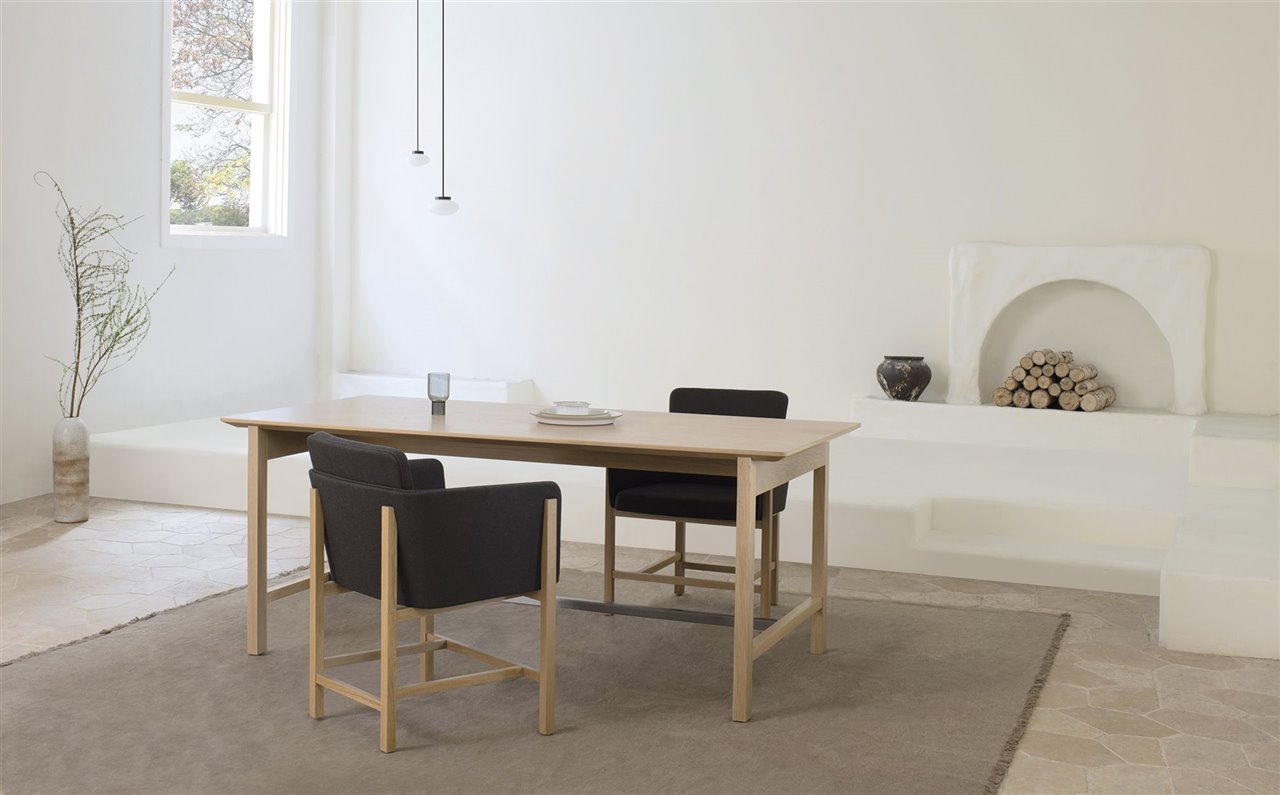 Mesa y sillas Aya, de los diseñadores daneses OEO Studio. 
