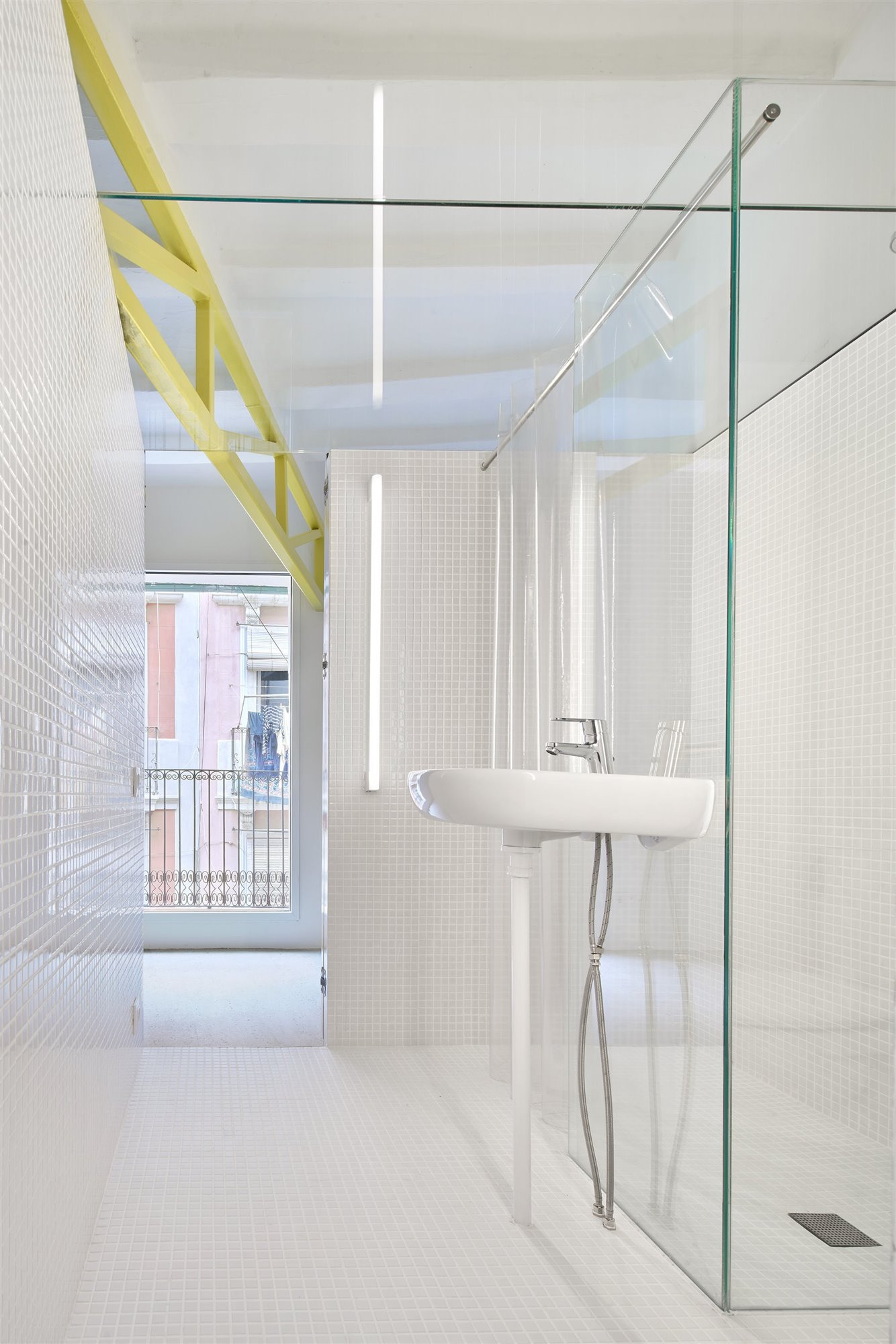 Al baño-aseo del apartamento se puede acceder desde las dos habitaciones que contempla la propiedad. Foto: José Hevia