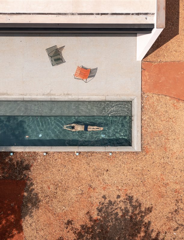 Un patio interior es el protagonista de esta casa que cuenta con una distribución única y abierta al paisaje