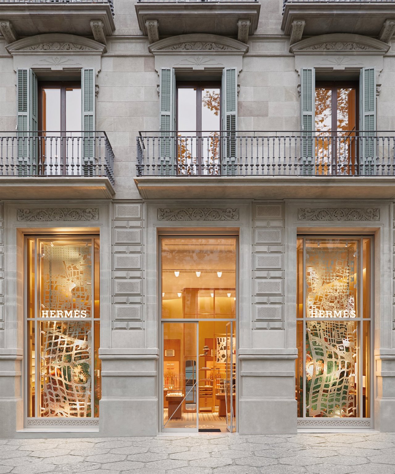 La nueva y flamante sede de Hermès en Barcelona no ha cambiado de calle, pero sí de aspecto. 