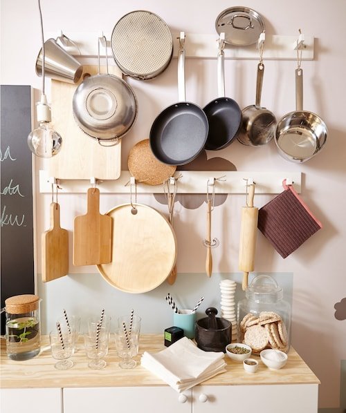 Colgar sartenes y utensilios en la pared permite ahorrar espacio en los armarios y poder aprovecharlos para guardar platos, vasos o alimentos.  