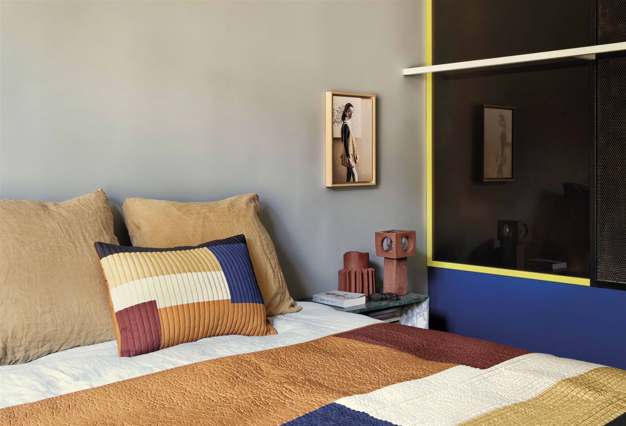 dormitorio con ropa de cama con uso de texturas y colores