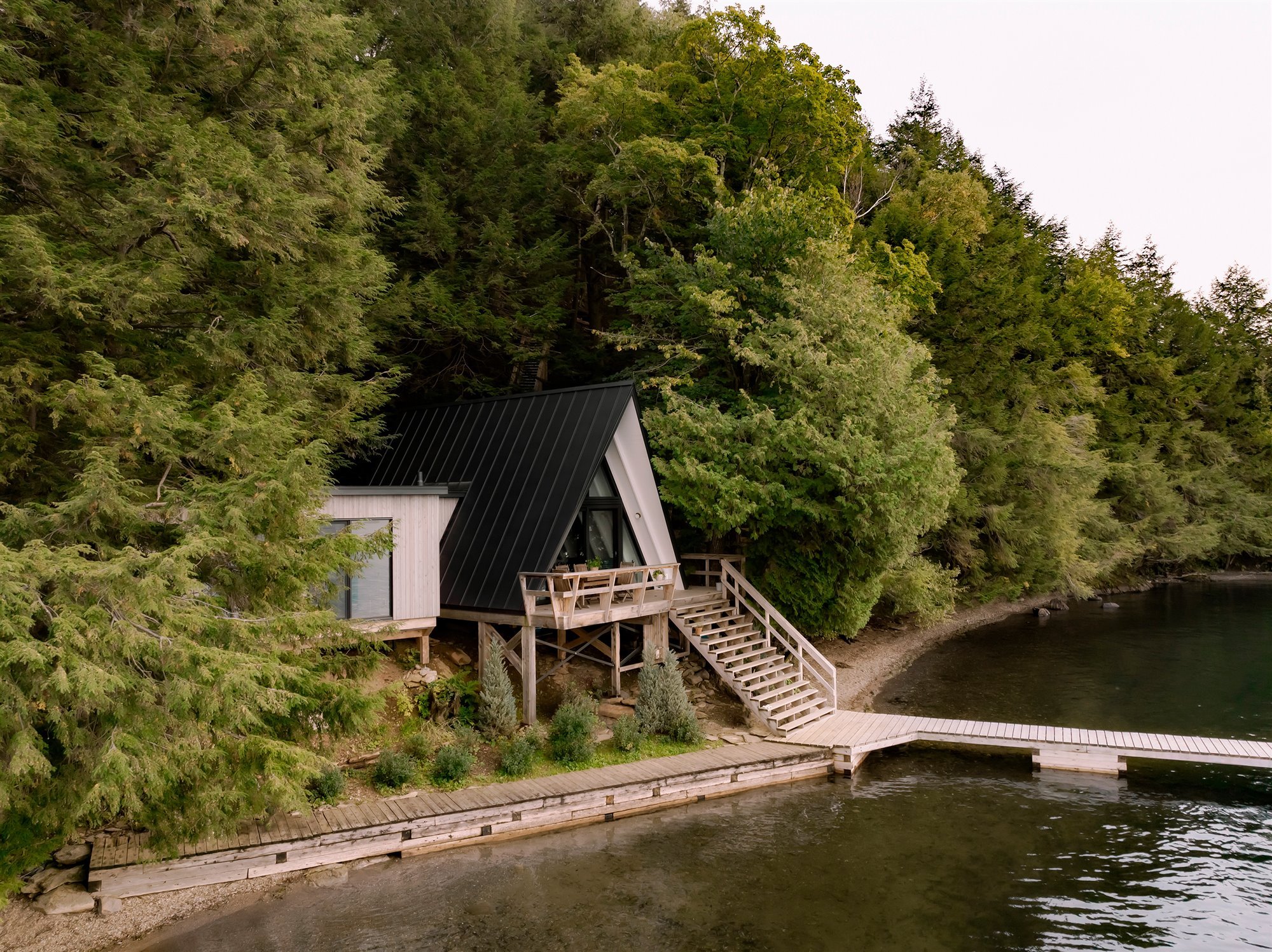 cabaña de madera lago bosque canadá