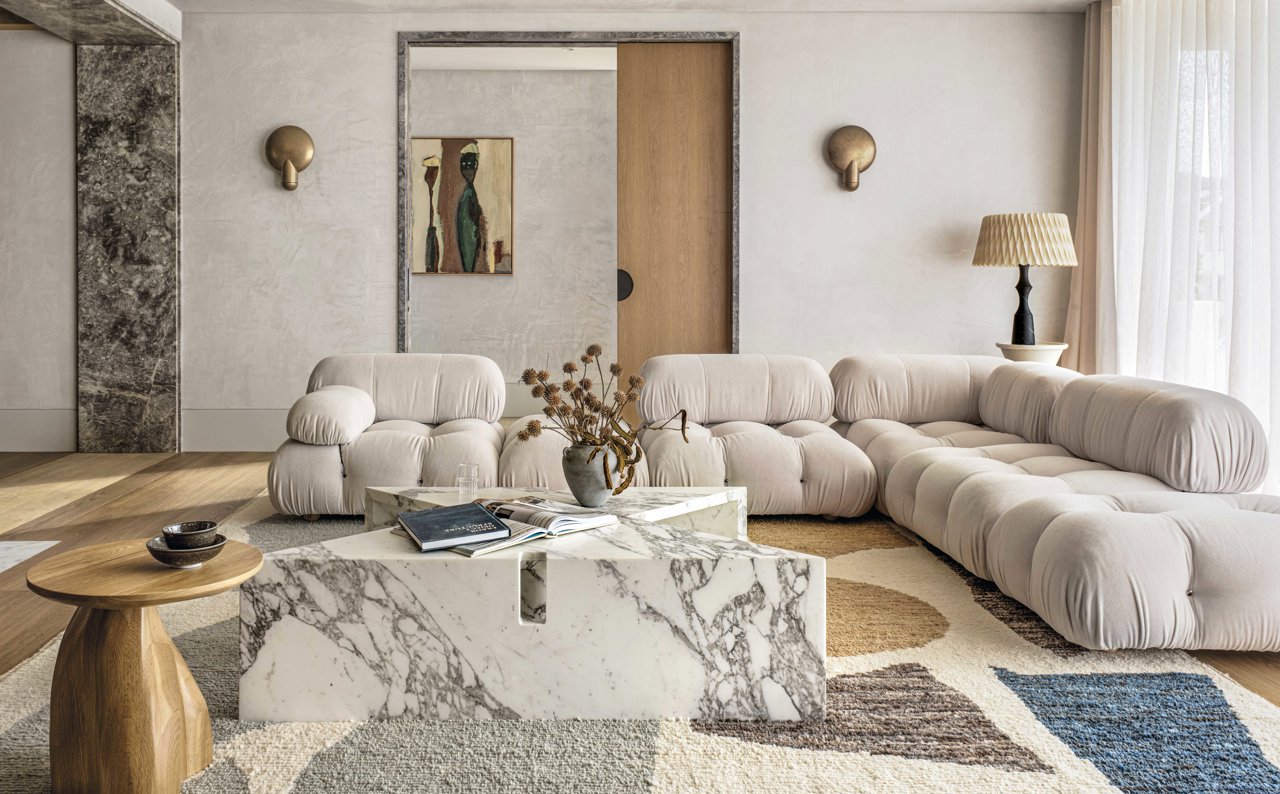El salón cuenta con un sofá Camaleonda, de Mario Bellini para B&B Italia