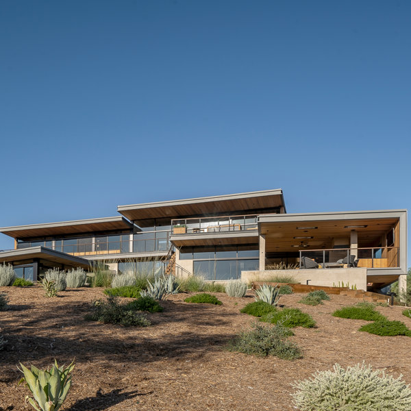 Esta casa con piscina se mimetiza con el paisaje árido y parece un oasis de diseño