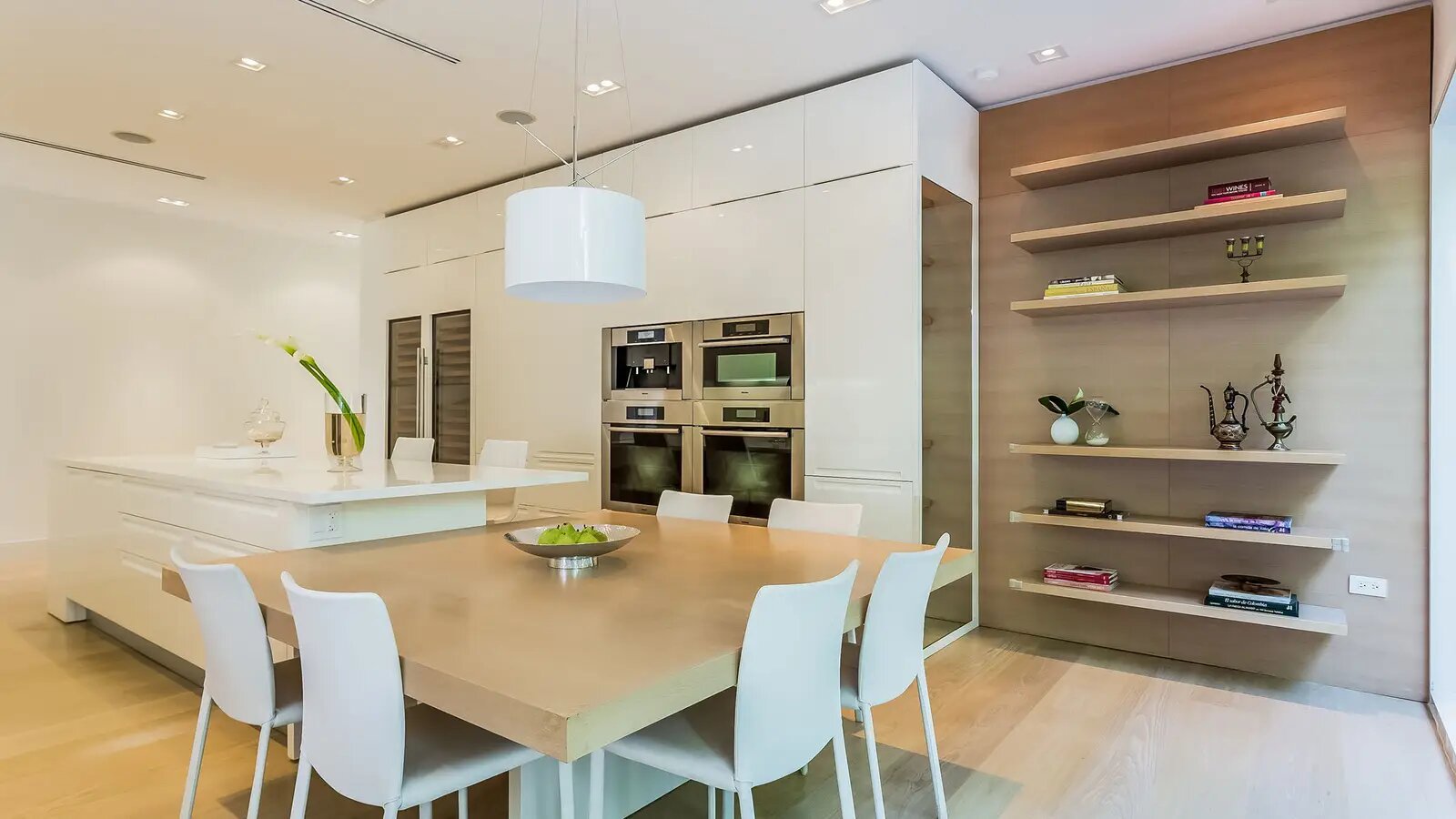 Cocina de la casa con suelos y mobiliario de madera.