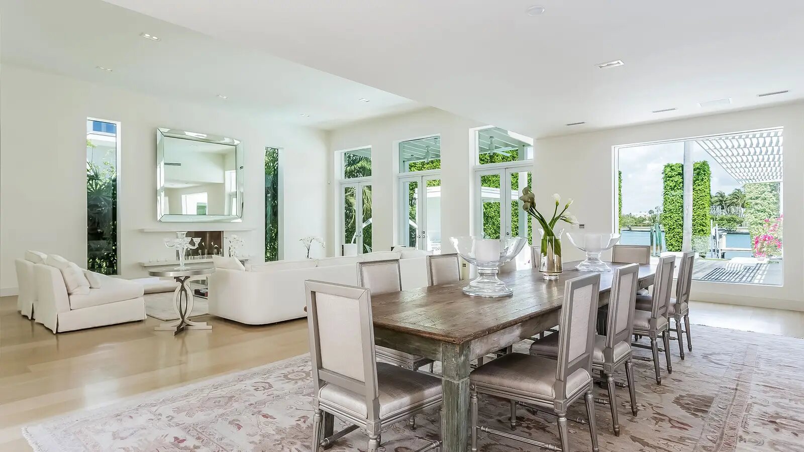 Salón comedor de la casa de Shakira en Miami