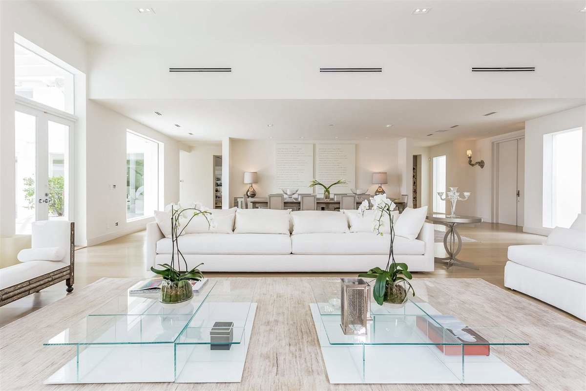 Salón de la vivienda en tonos blancos