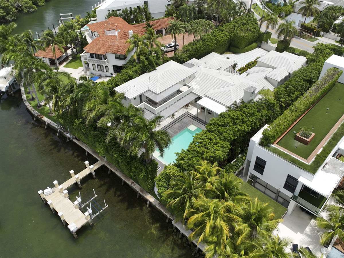 Vistas de la piscina y muelle de la mansión en Miami.