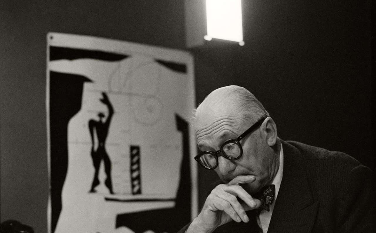 Le Corbusier con su Modulor.