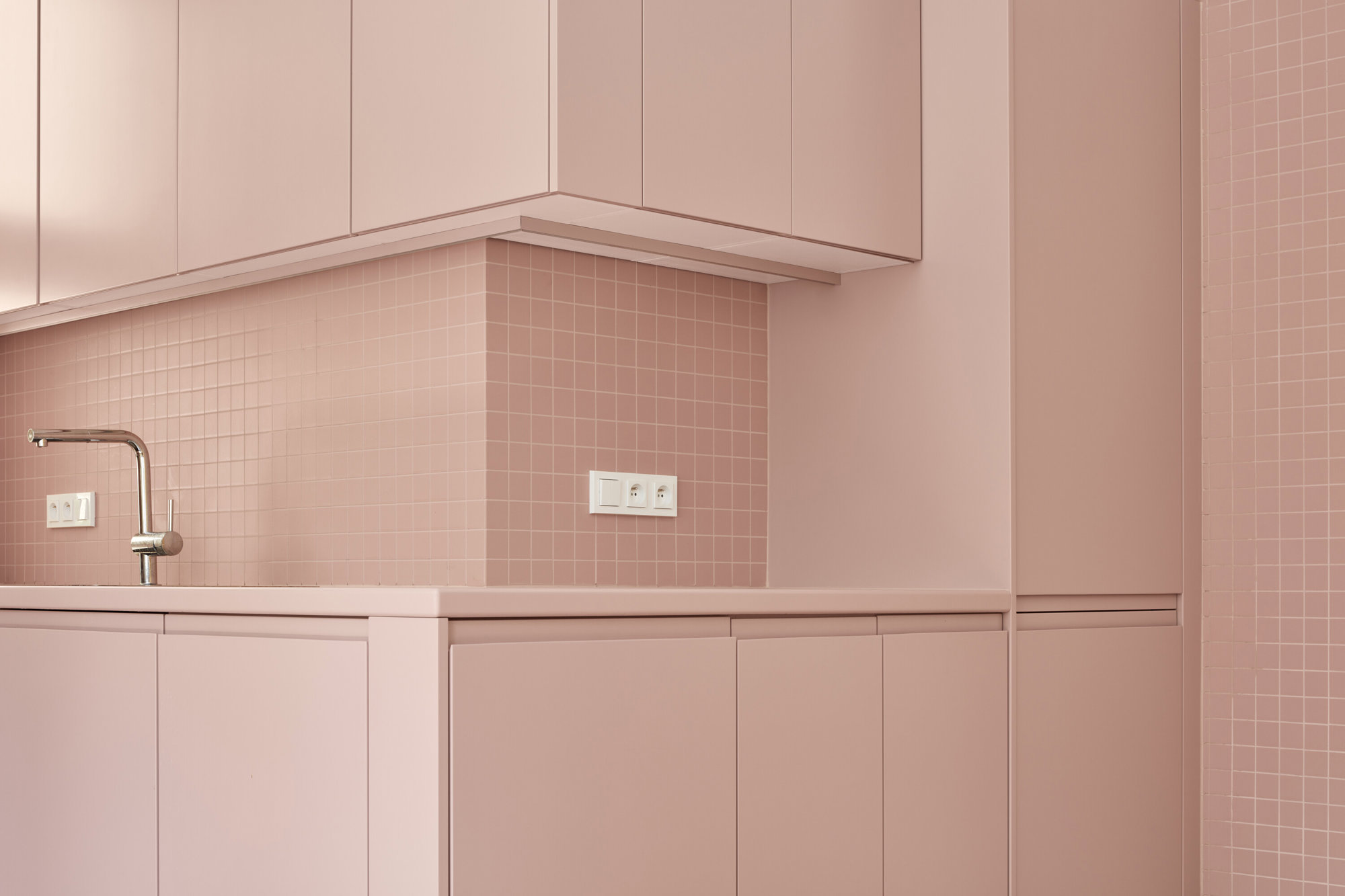 Apartamento en Praga 44 metros cocina rosa polvo