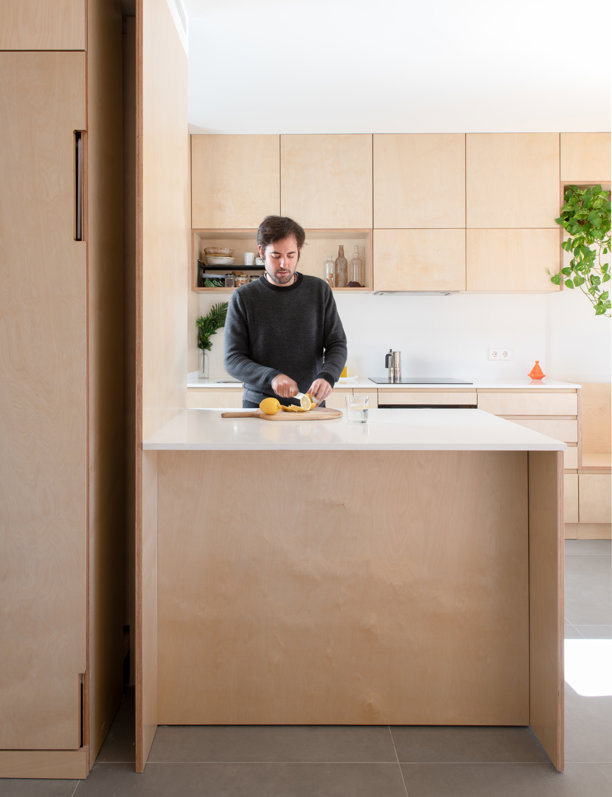 Un piso de 55 metros que soluciona los problemas de espacio con un mueble multiusos 