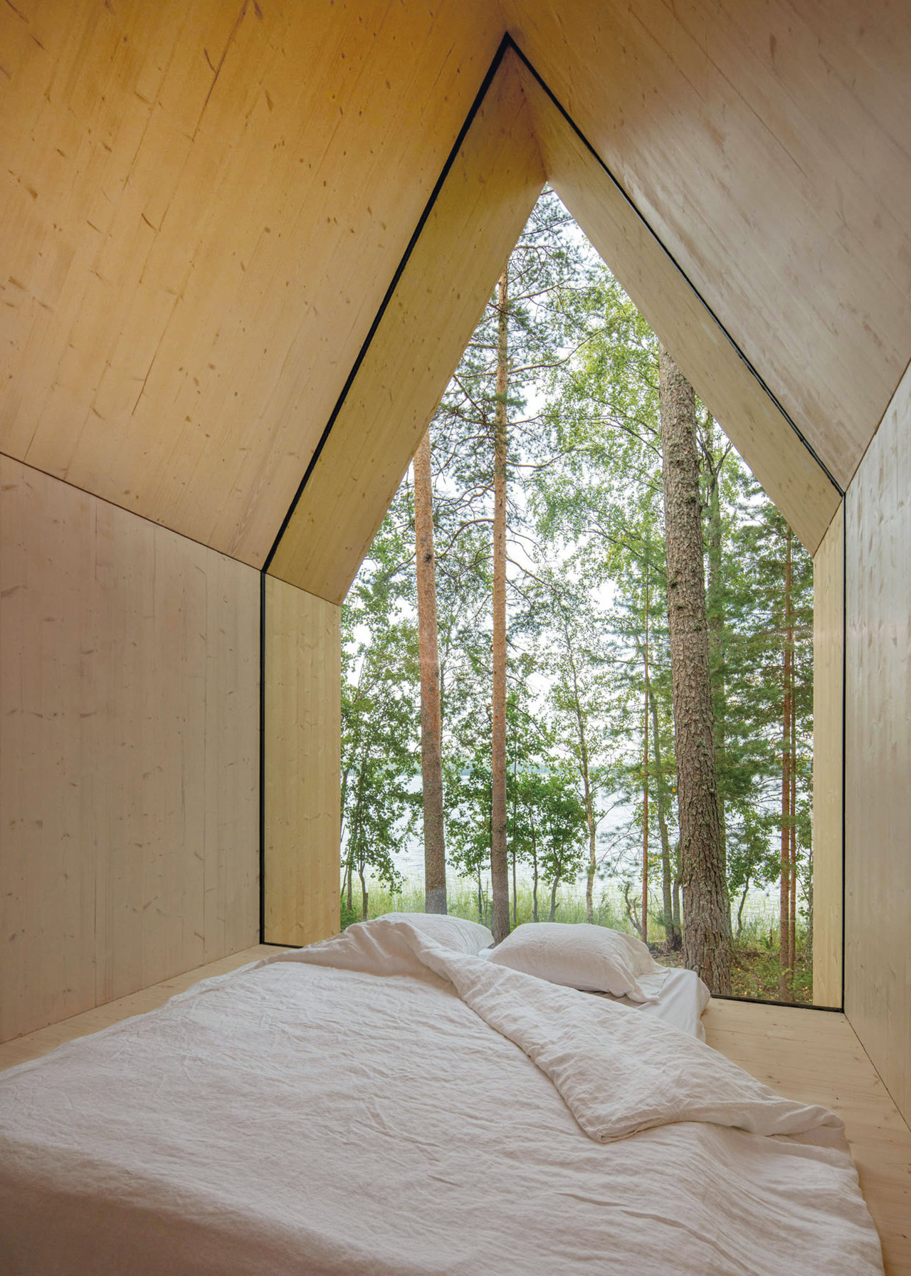Cabaña modular en el lago Saimaa, Finlandia, de Ortraum Architects, construida con madera contralaminada (CLT)