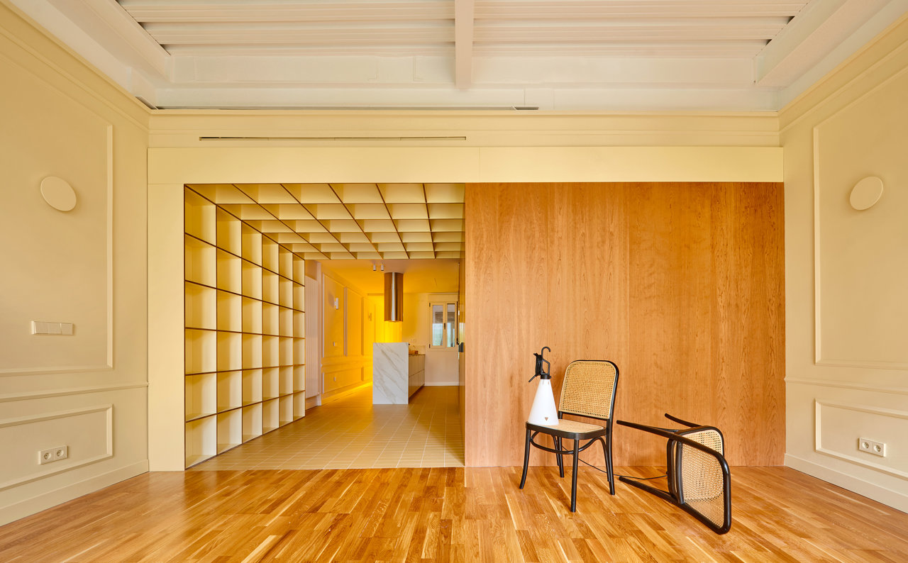 Un original panelado se convierte en el elemento que define la entrada a la vivienda y de paso, el estilo de la misma.