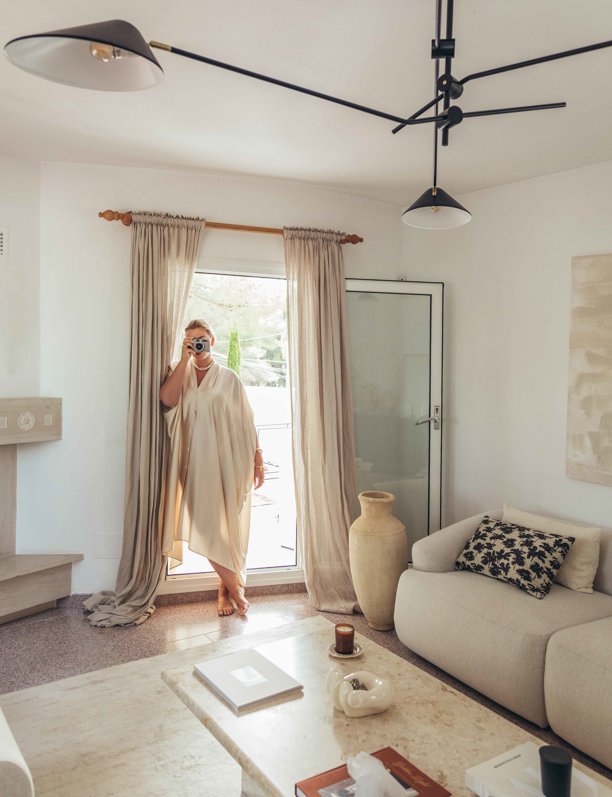 Entramos en la casa de Ibiza de la influencer y fotógrafa Vivian Hoorn