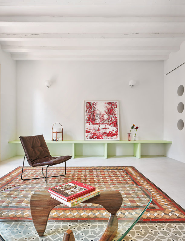 Este piso de Barcelona transmite buena energía gracias a su juego de colores y texturas