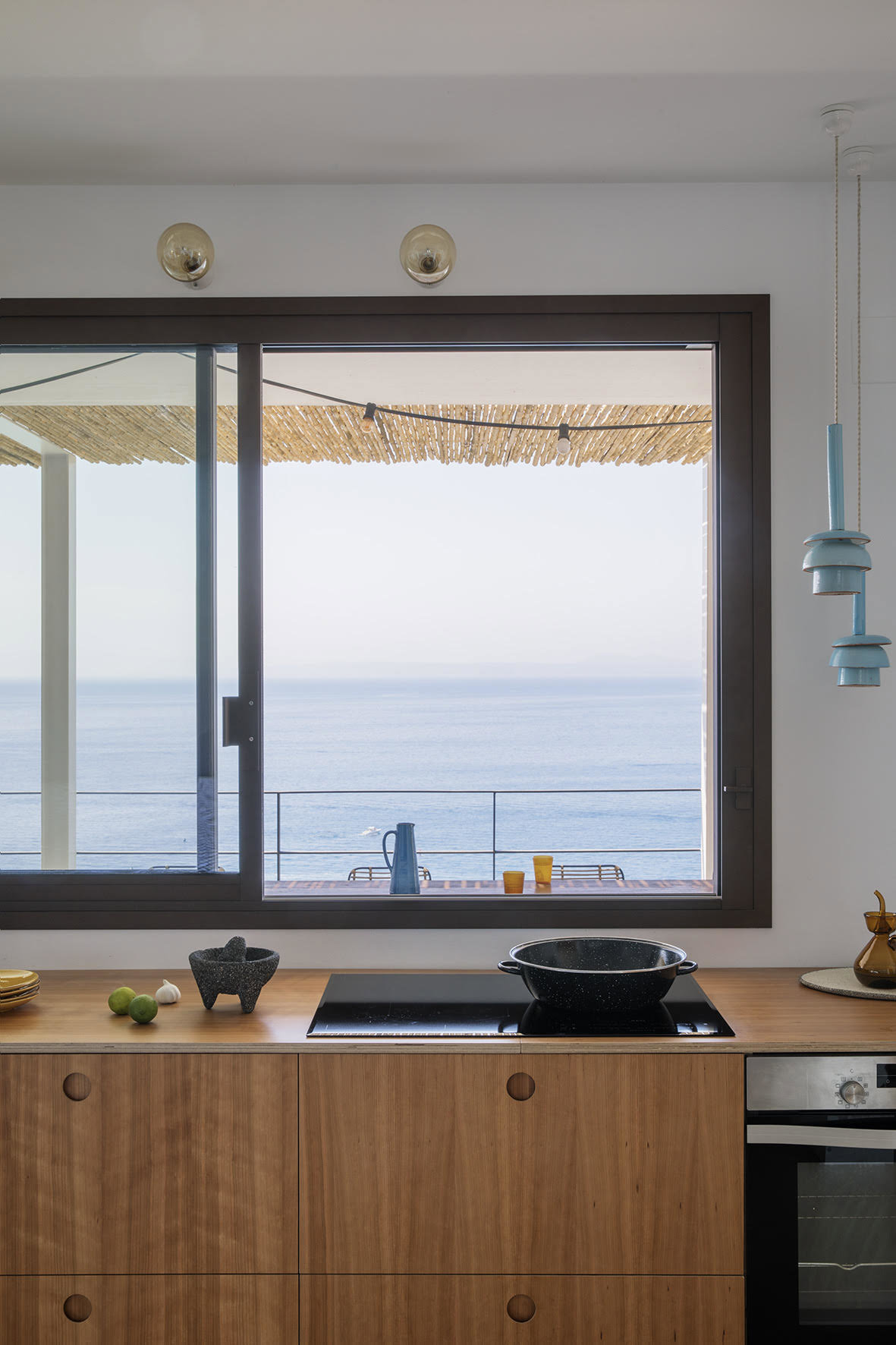 cocina con encimera de madera y ventana con visitas al mar