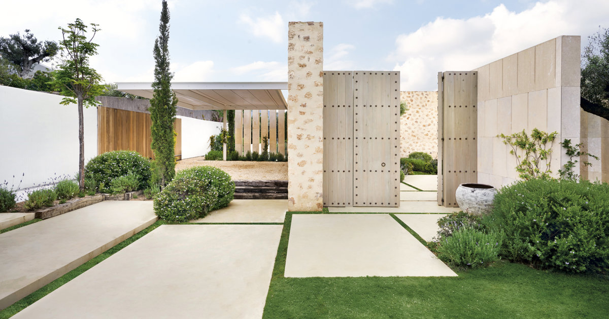 La arquitectura del patio中庭の建築 El patio central de esta casa de vacaciones en Ibiza exprime la