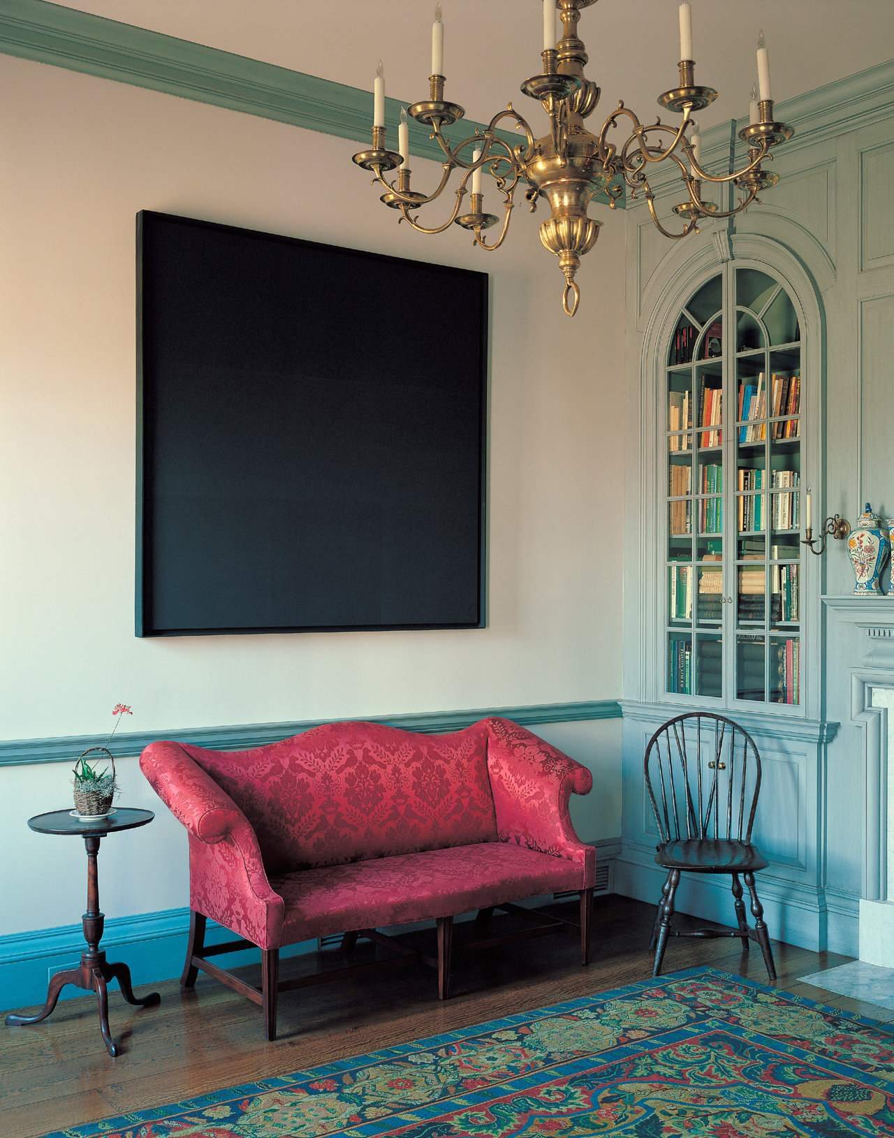 La casa de los Brants en Maine es un estudio de la decoración American Domestic del XVIII: un cuadro de Ad Reinhardt contrasta con la lámpara de araña de latón y con la alfombra georgiana.