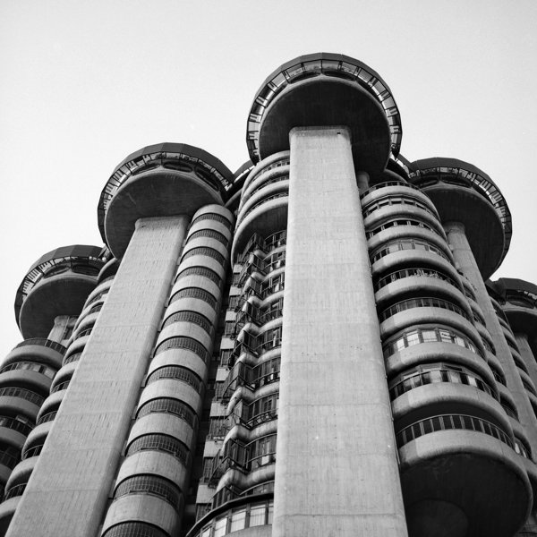 Torres Blancas, Madrid, España. (Arquitecto: Francisco Javier Sáenz de Oiza, 1964-68).