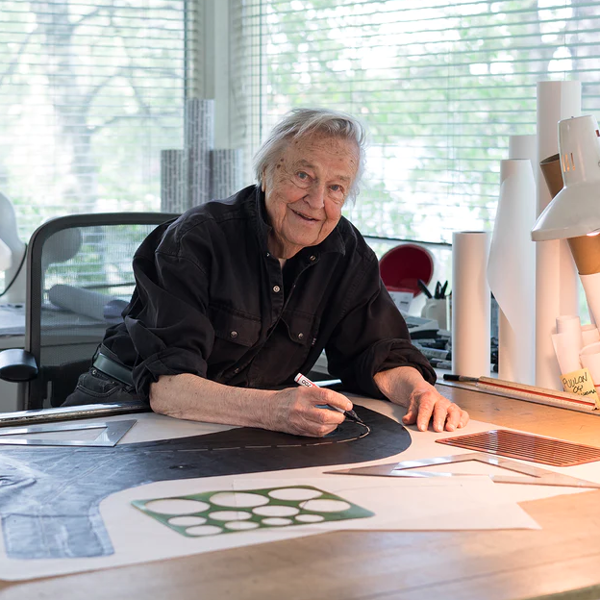 El diseñador Eero Aarnio en 2022, en su estudio.