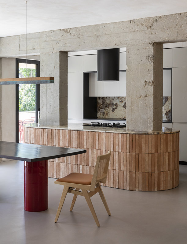 Un piso de 120 metros diseñado en crudo con grandes ventanales y una gran terraza 