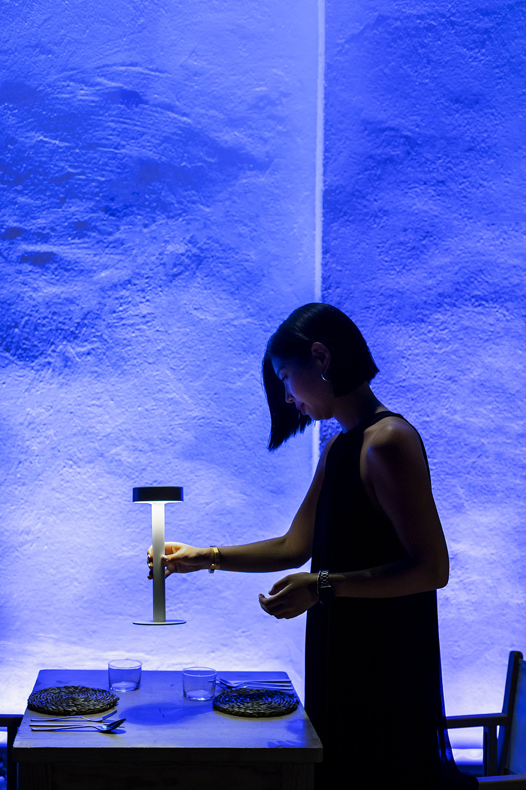 La lámpara Orbit, diseño de Luca Turrini, ilumina la sobremesa del restaurante del Teate Grec.