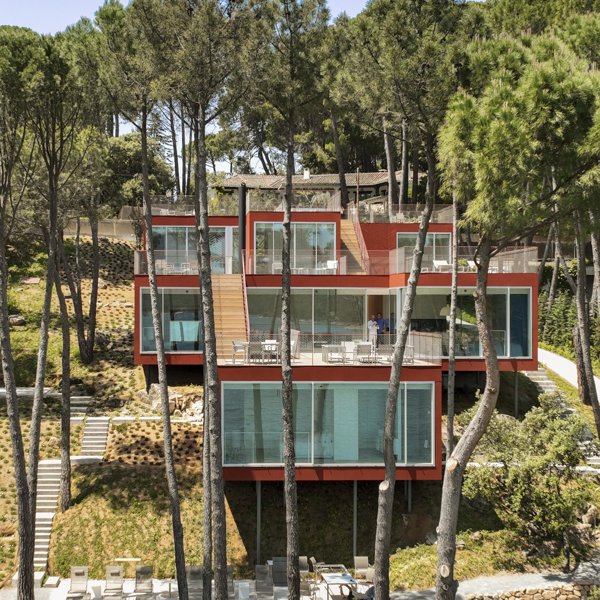 Así es "la mejor Casa de España": tres niveles al servicio de la topografía del Pantano de San Juan