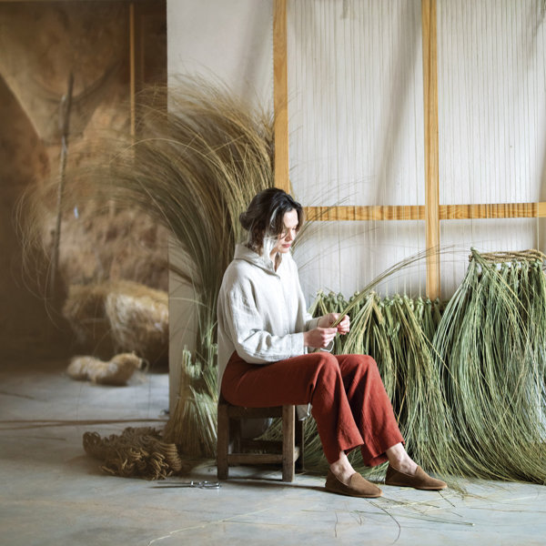 La artista textil mallorquina que cuenta historias a través de la lana desechada