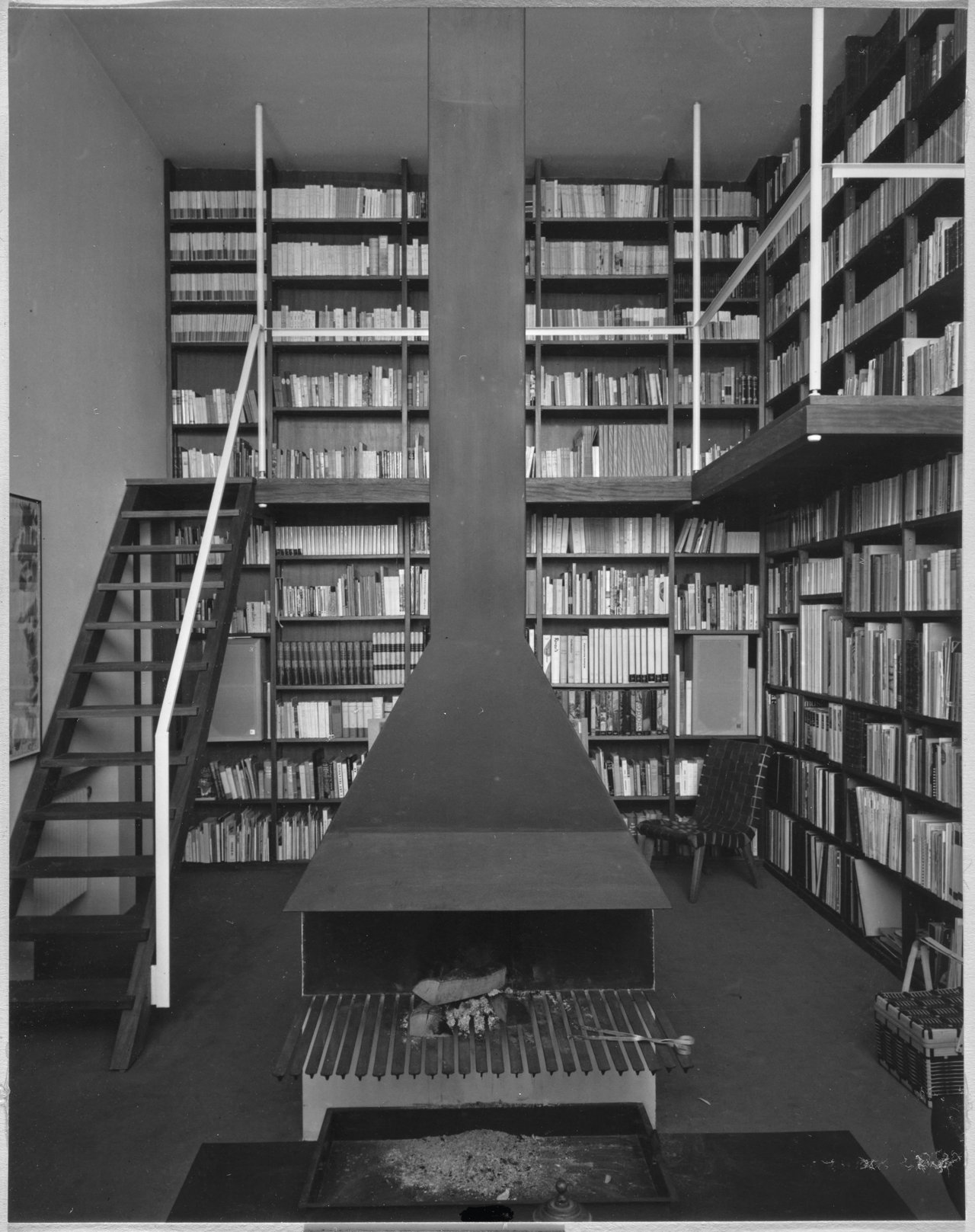 Biblioteca de Casa Tapies, 1960, con chimenea también diseño de Coderch