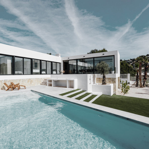 Cúbica y minimalista, esta moderna casa en Jávea tiene tres terrazas y piscina