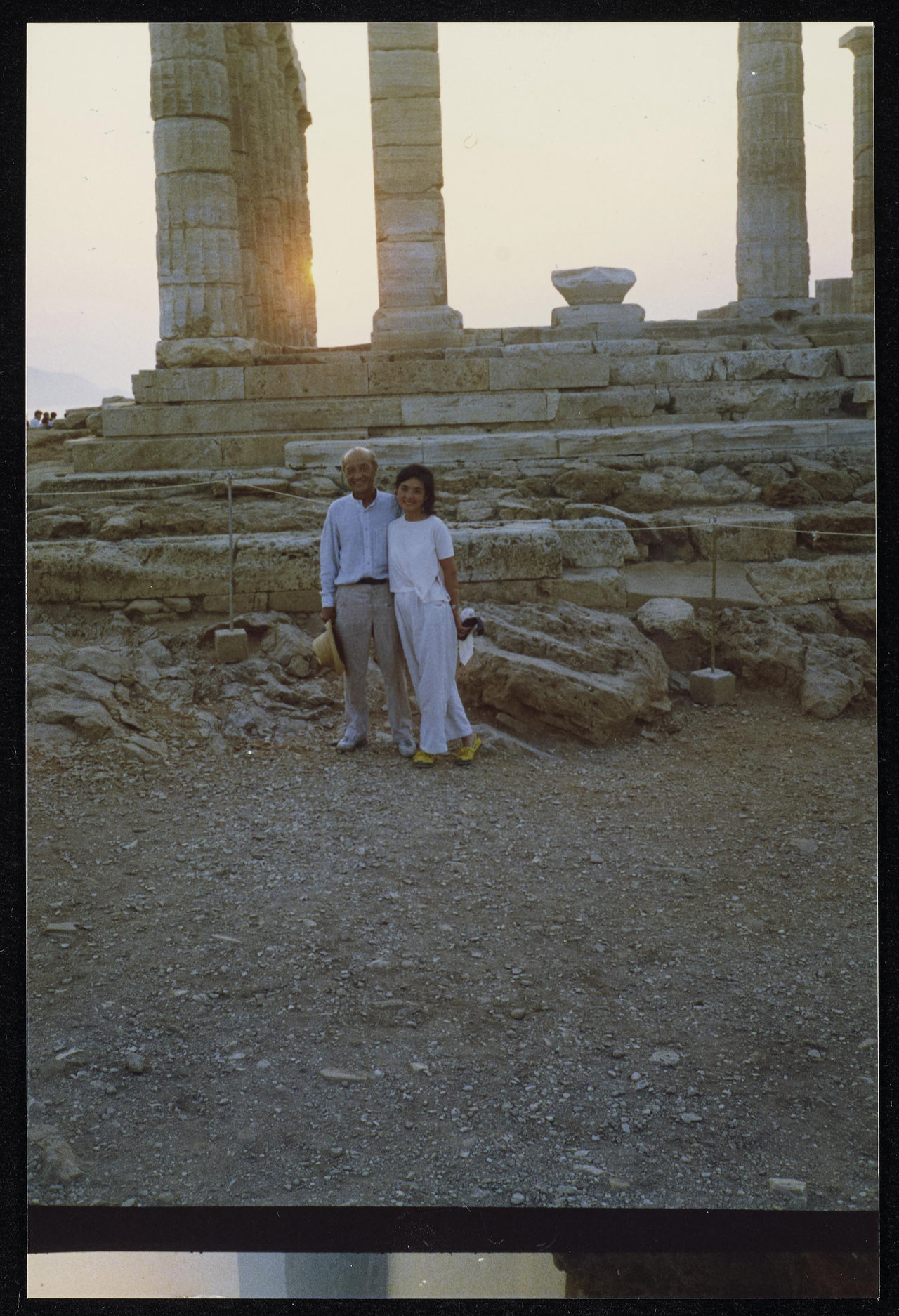 Isamu Noguchi y la músico Kyoko Kawamura en el Templo de Poseidón, en el Ática (1988)