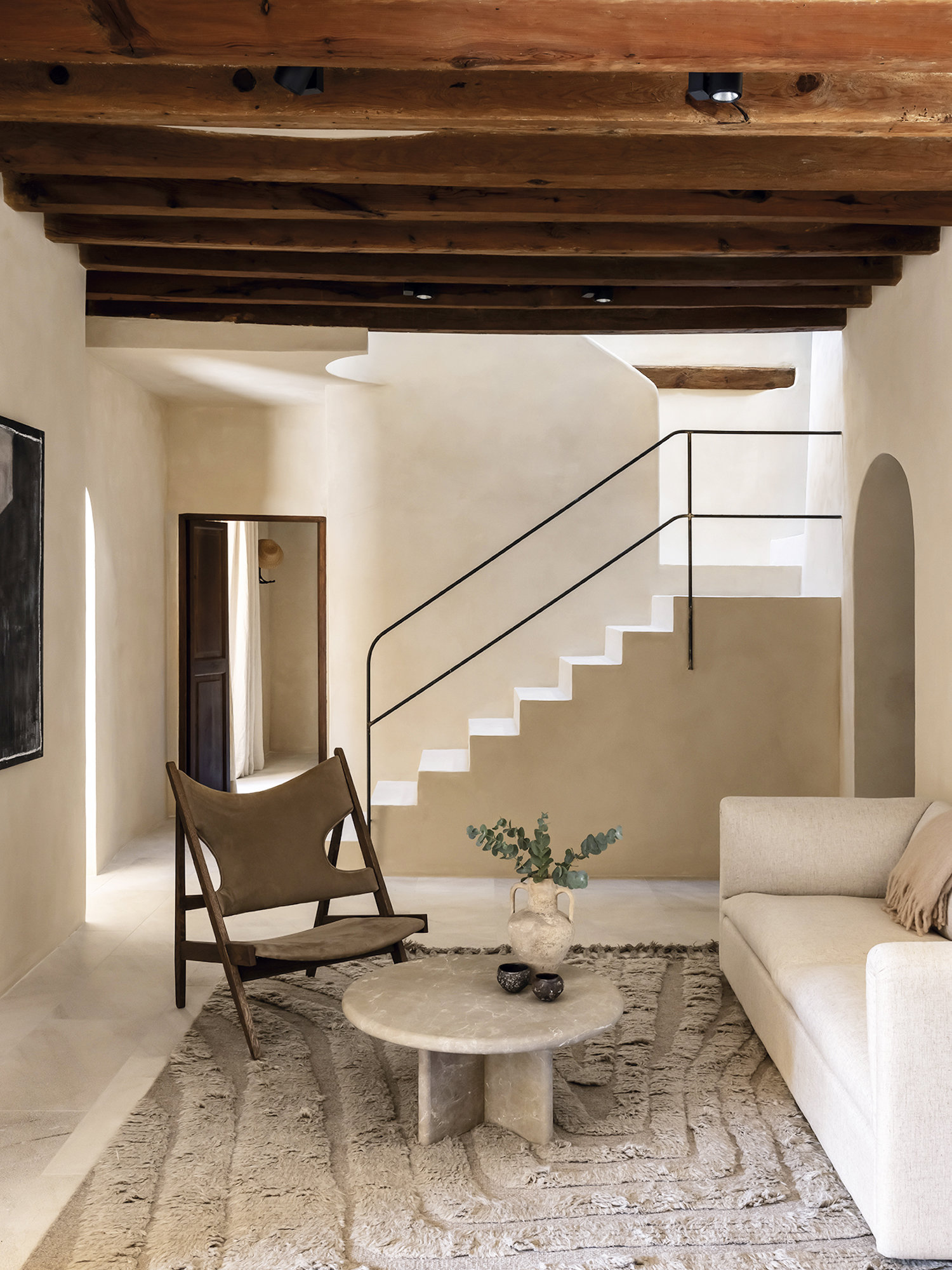 Los tonos tierra predominan en los interiores de la casa Camp Roig 31, en el casco urbano de Alaró, Mallorca, obra de DuRietz Design & Development