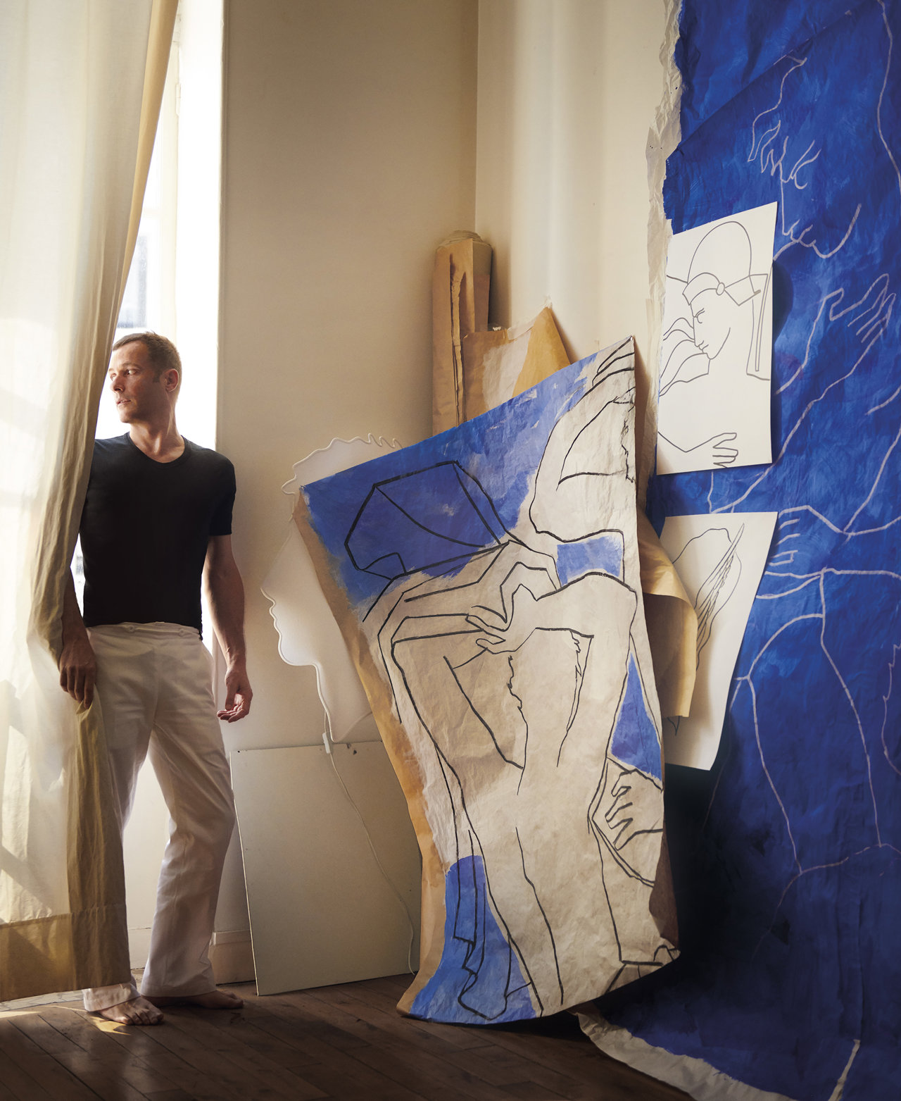 Roberto Ruspoli junto a bocetos en papel para sus murales