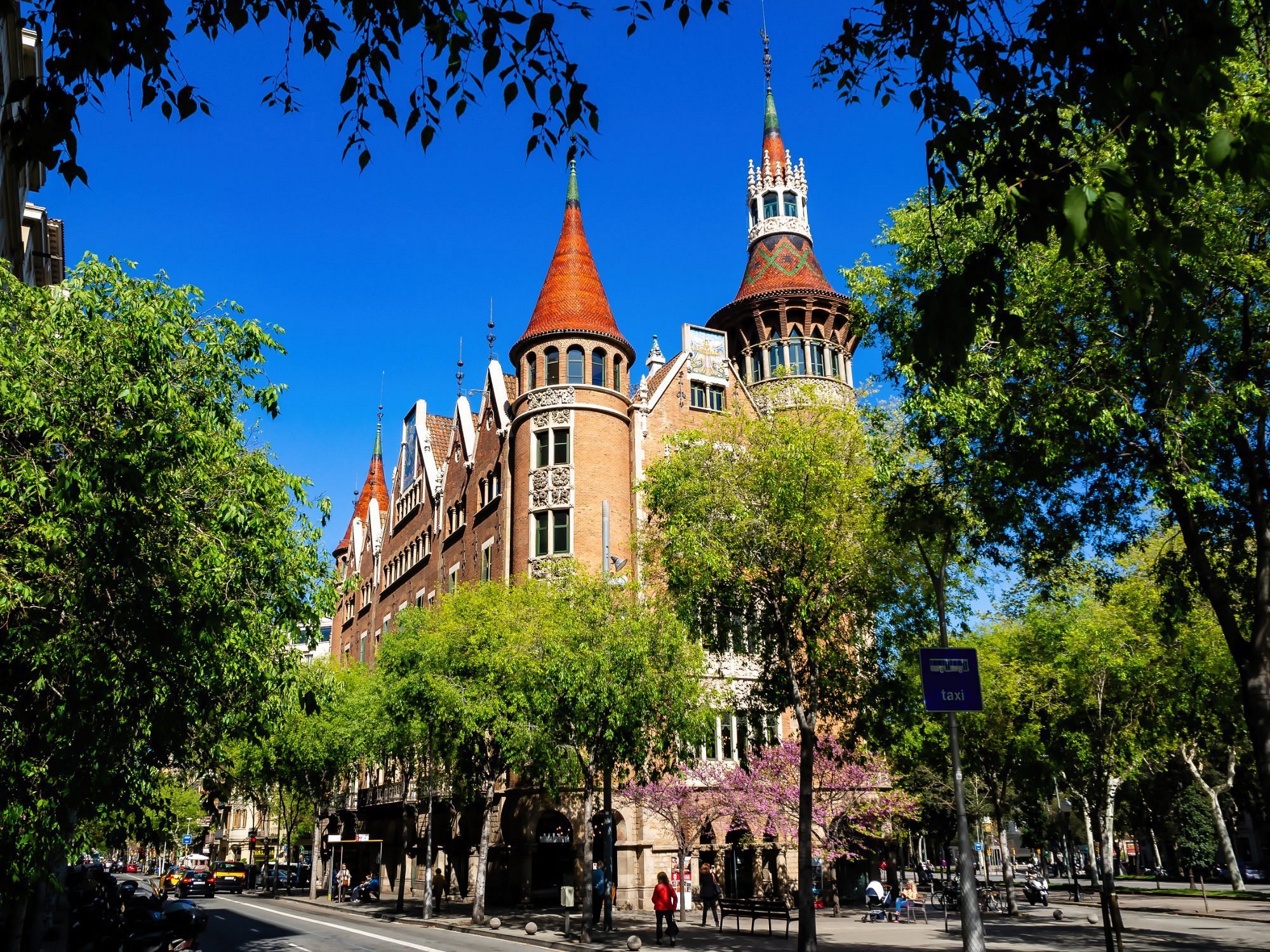 La Casa de les Punxes está en el 'Quadrat d'Or' del Ensanche barcelonés. 