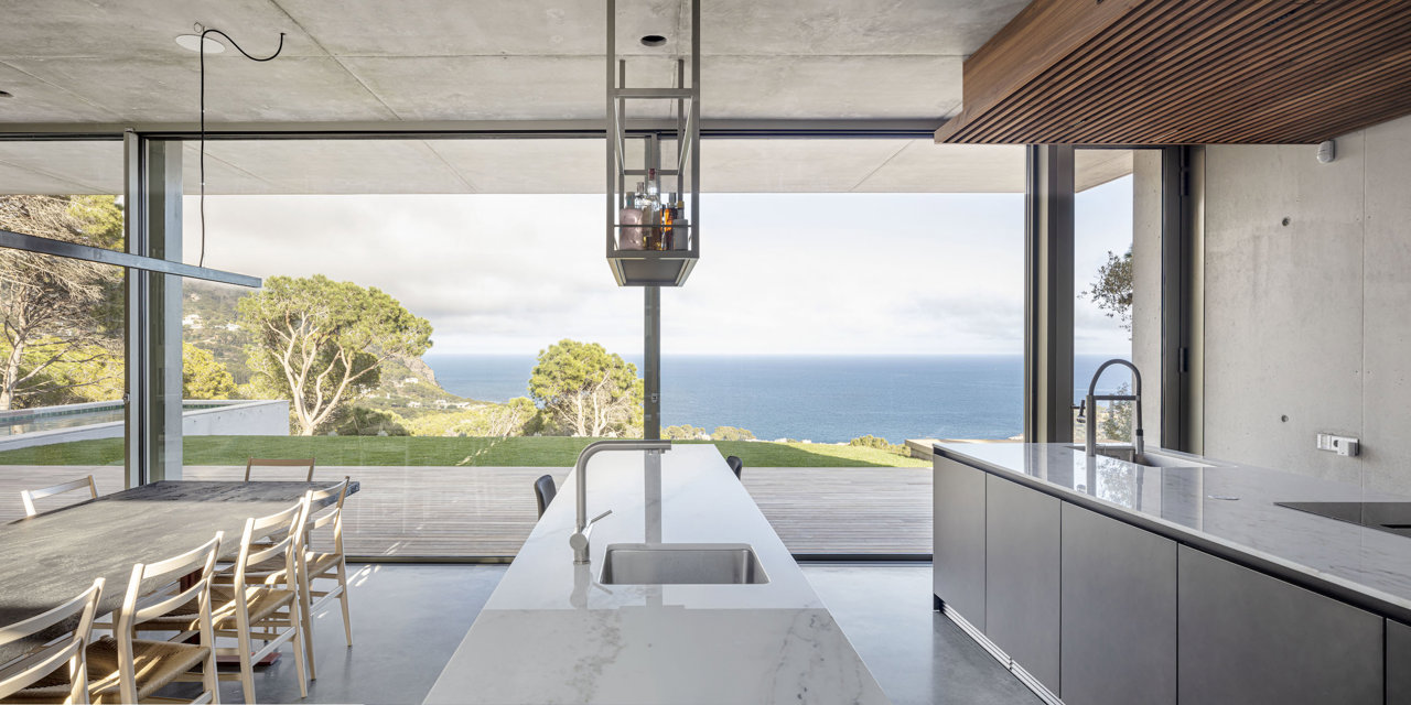 ¿Una cocina con vistas al mar? Sí, si se cuenta con puertas correderas de alta gama. 